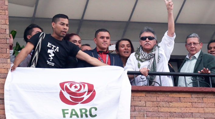 José Miguel Beñarán Ordeñana, alias Argala, portando la camiseta de ETA, cuando el partido Farc celebraba la liberación de Jesús Santrich