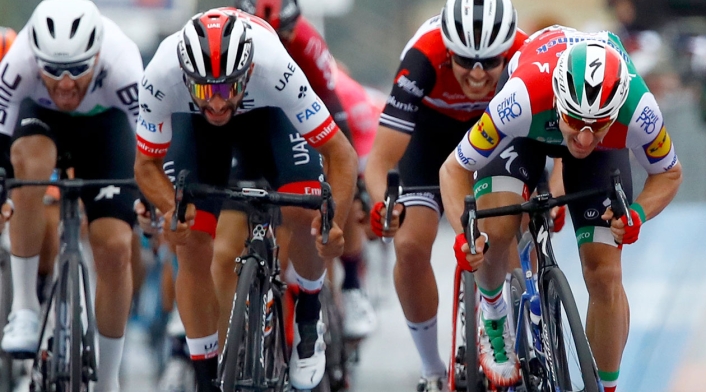 Fernando Gaviria durante la segunda etapa del Giro de Italia 2019
