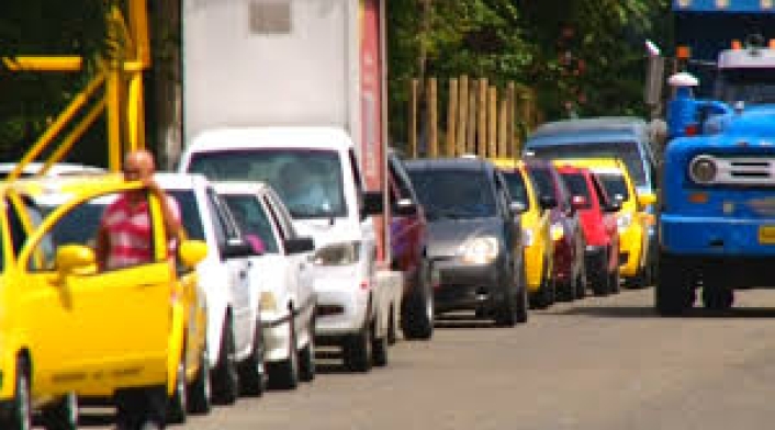 Largas filas de vehículos en estaciones de gasolina de Cúcuta