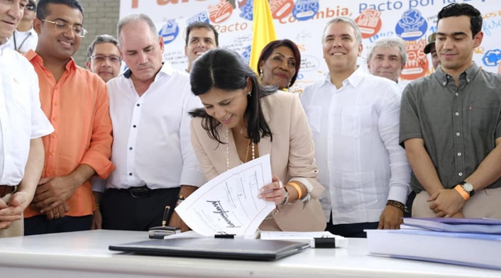 Gloria Alonso, directora del Departamento Nacional de Planeación, firmando el PND en Valledupar