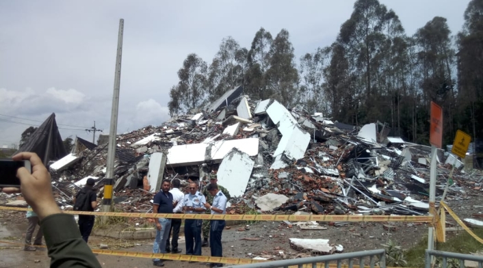 Derribamiento del edificio Altos del Lago en Rionegro.