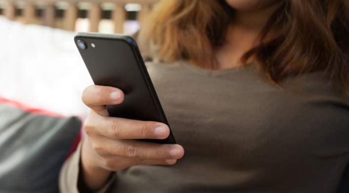 Mujer usando celular