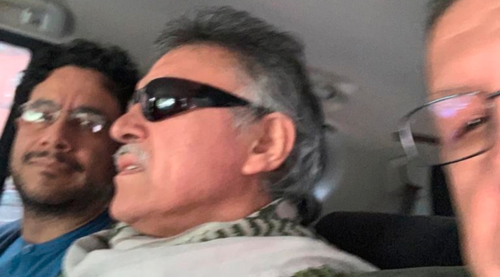 Iván Cepeda, Jesús Santrich y Pablo Catatumbo saliendo de la Fiscalía General de la Nación y dirigiéndose a la sede del partido Farc