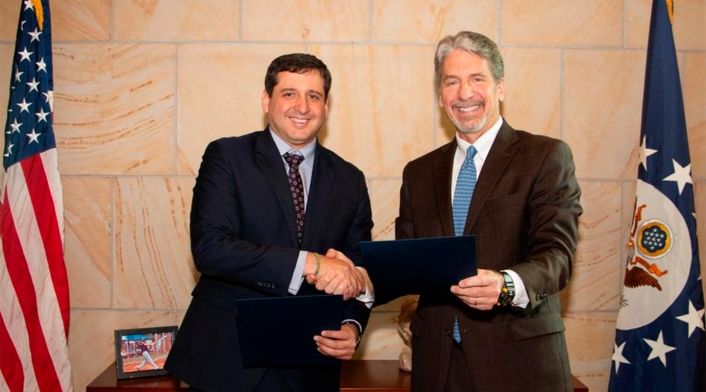 José Andrés Romero, director de la DIAN, junto a Kevin Whitaker, embajador de Estados Unidos en Colombia