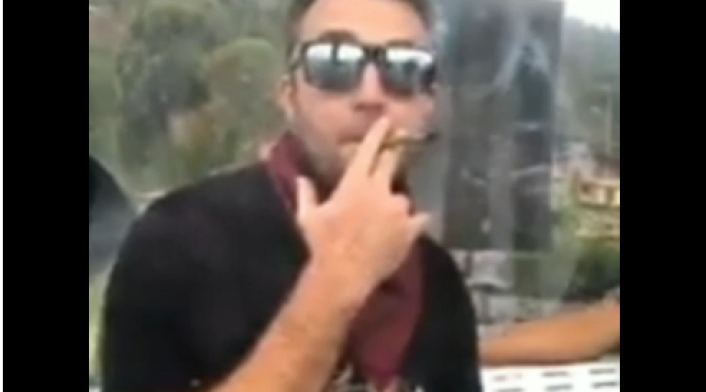 Pasajero fumando en el Metrocable.