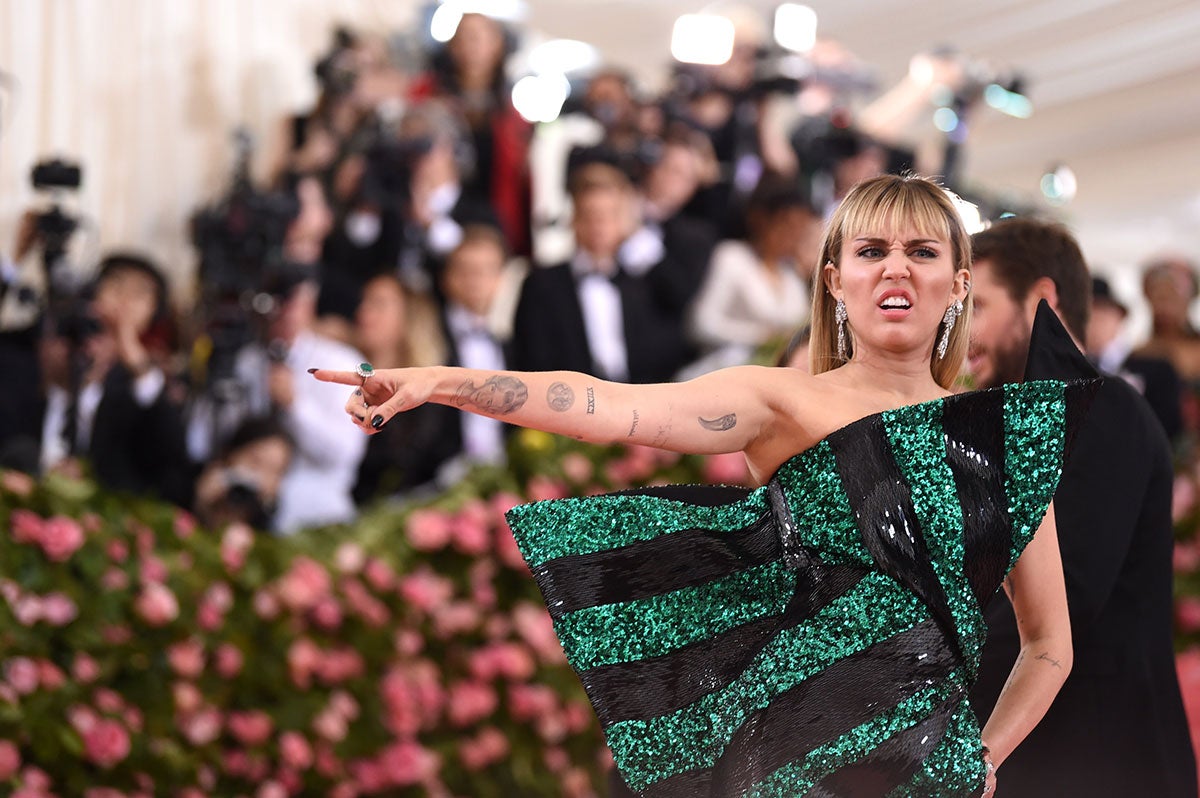 Miley Cyrus en la Met Gala: rumoran que se operó la cara | La FM