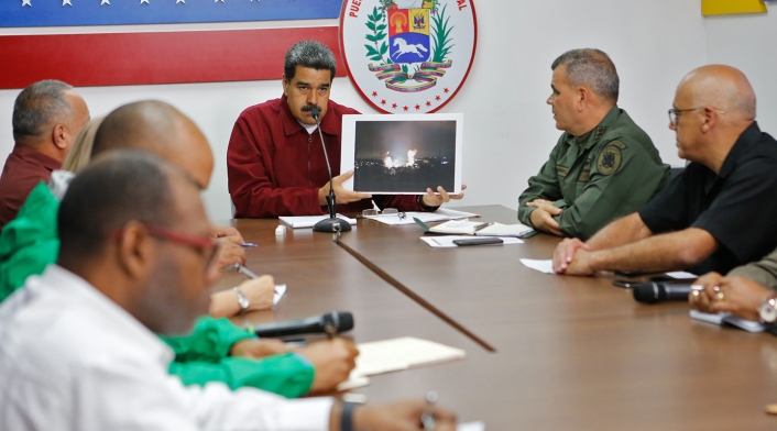 Nicolás Maduro, presidente de Venezuela, y Vladimir Padrino, su ministro de Defensa, reunidos en Caracas junto a otros integrantes del gobierno