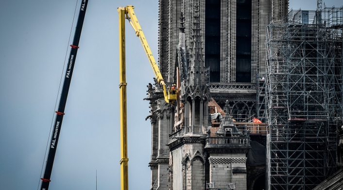 Empleados en la zona de Notre Dame, en París, que se incendieraron el 15 de abril de 2019