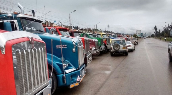 Camioneros divididos en el paro transportador de carga.