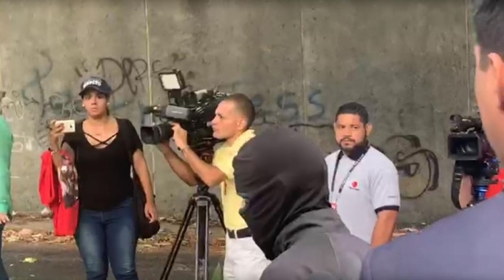 Arrestan a periodistas en Caracas