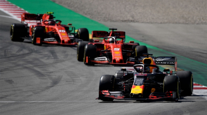 Los Ferrari persiguiendo al Red Bull de Verstappen en el Gran Premio España de la Fórmula 1