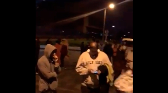 Residentes en Bogotá en la madrugada de este domingo, luego del temblor Residentes en Bogotá en la madrugada de este domingo, luego del temblor