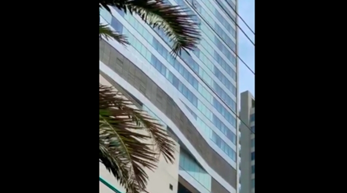 El momento en que el turista empezó a lanzar cosas desde un hotel en Cartagena El momento en que el turista empezó a lanzar cosas desde un hotel en Cartagena