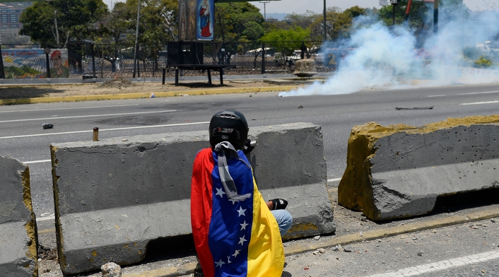 Un venezolano, en medio de las marchas del primero de mayo en Caracas Un venezolano, en medio de las marchas del primero de mayo en Caracas