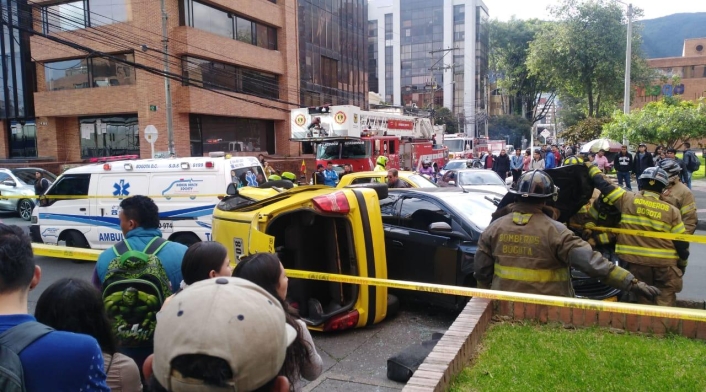 Choque entre taxi y vehículo particular Choque entre taxi y vehículo particular