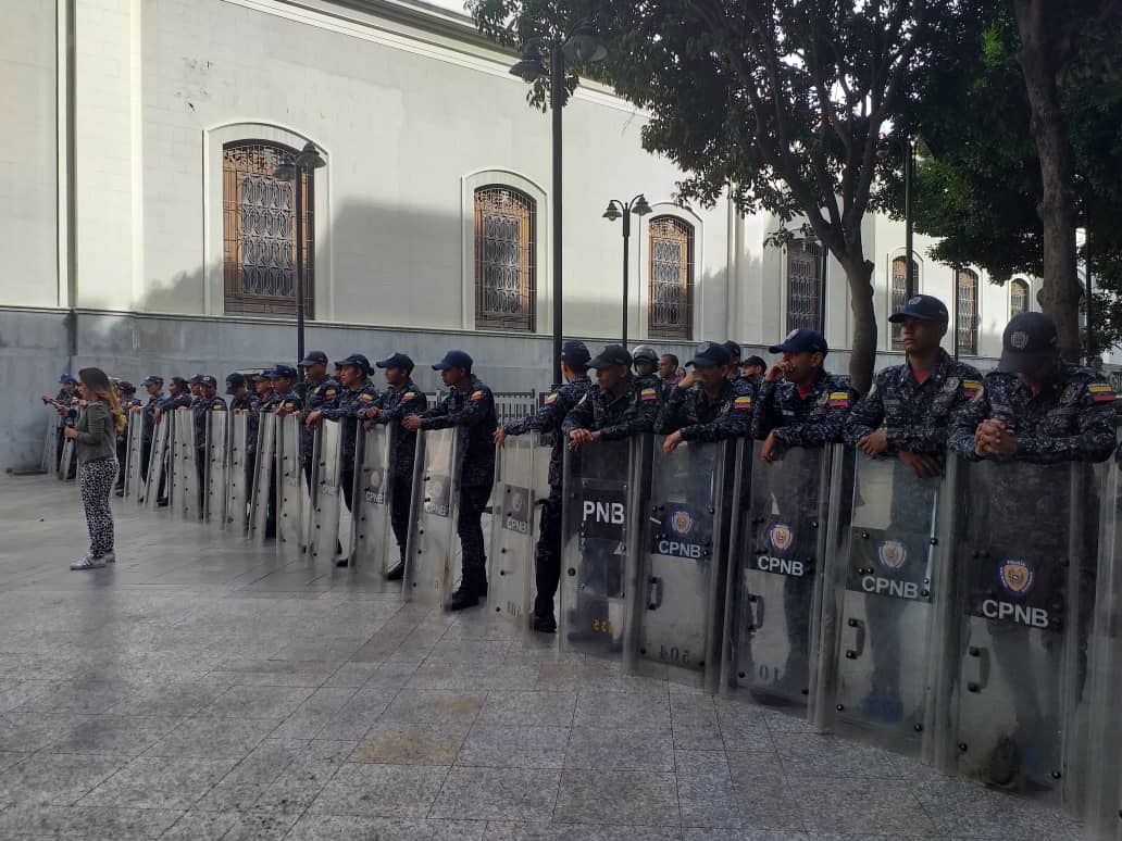 GNB rodea Asamblea venezolana por alerta de bomba