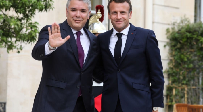 El presidente francés Emmanuel Macron (d) posa con el presidente Ivan Duque (i).