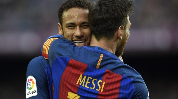 Neymar se funde en un abrazo con Messi