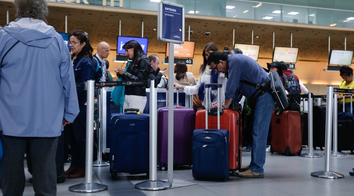 Viajeros en el Aeropuerto El Dorado, en Bogotá