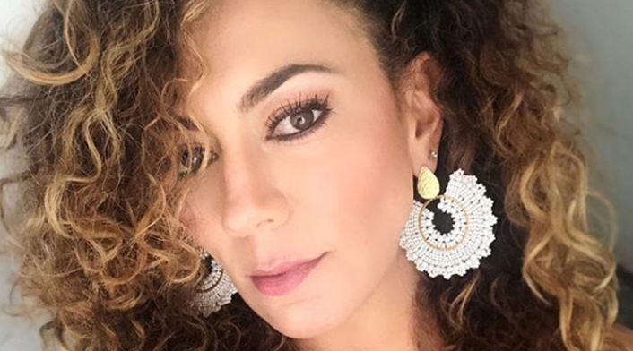 La actriz colombiana dejó ver las sensuales curvas de su cuerpo.