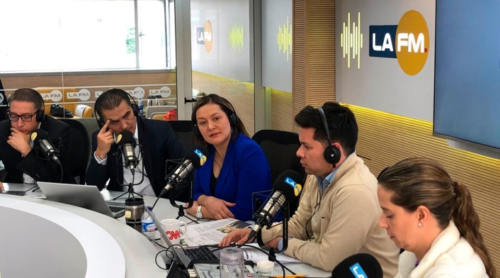 Ángela Garzón (de azul), candidata a la Alcaldía de Bogotá, en la mesa de trabajo de LA FM, en Bogotá