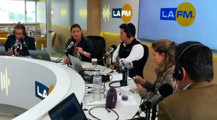 Ángela Garzón, candidata a la Alcaldía de Bogotá, en la mesa de trabajo de LA FM