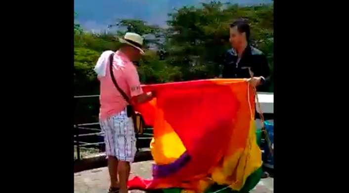 Luis Emilio Arboleda destruyendo la bandera del Orgullo Gay, en el Pueblito Paisa de Medellín