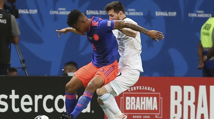 Wilmar Barrios disputando un balón con Lionel Messi