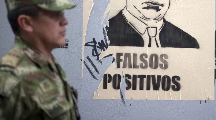 Cartel que advierte de falsos positivos en Colombia.