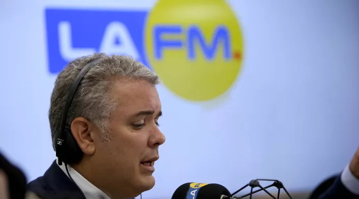 El presidente, Iván Duque, en la mesa de trabajo de LA FM
