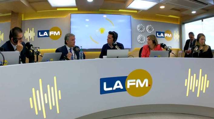 El presidente Iván Duque en la mesa de trabajo de LA FM El presidente Iván Duque en la mesa de trabajo de LA FM