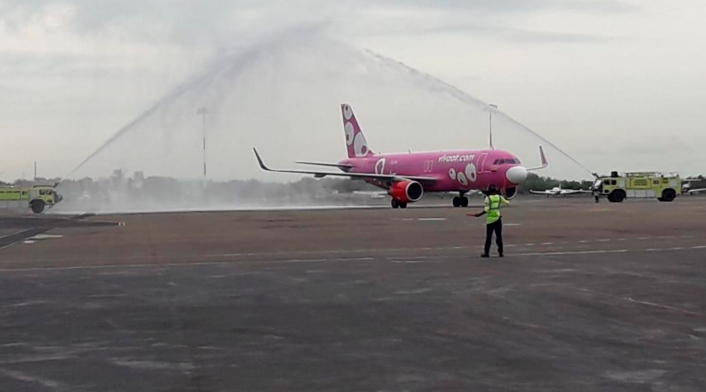 El avión rosado llamado Claudia Obando que llegó desde Lima a Cartagena
