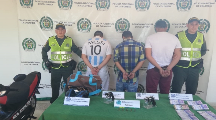 Los sujetos portaban armas de fuego.