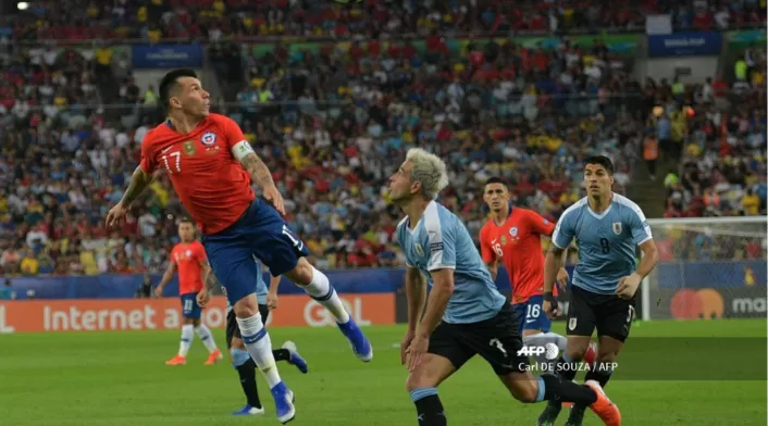 Gary Medel con la selección chilena en partido contra Uruguay Gary Medel con la selección chilena en partido contra Uruguay