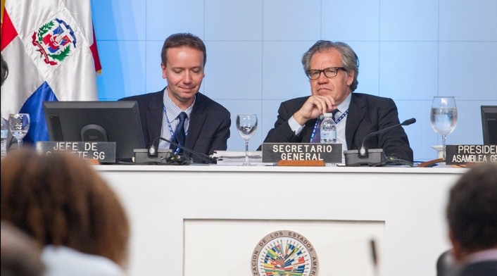 Gonzalo Koncke, jefe de gabinete del secretario general de la OEA, junto a Luis Almagro, secretario general de la OEA, en Santo Domingo (República Dominicana), el 15 de junio de 2016