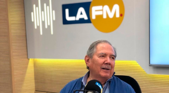 Guillermo Botero, ministro de Defensa, en la mesa de trabajo de LA FM