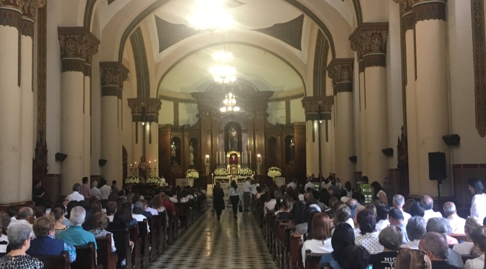 A la misa de Jota Mario Valencia en El Poblado en Medellín, llegaron varios de sus seguidores.