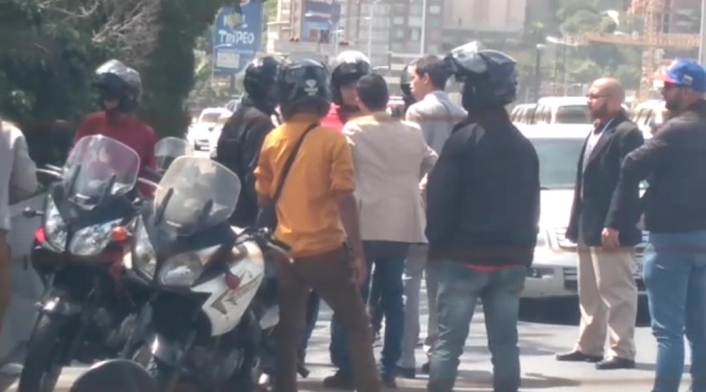 Juan Guaidó conversó con funcionarios que querían detener a su equipo 1