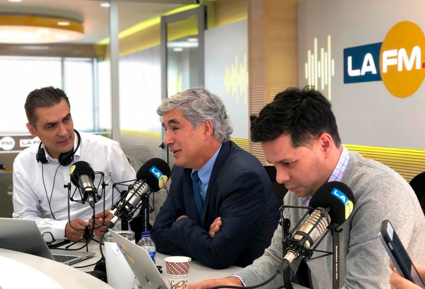 William Calderón, Juan Pablo Uribe y Luis Carlos Vélez en la mesa de trabajo de LA FM