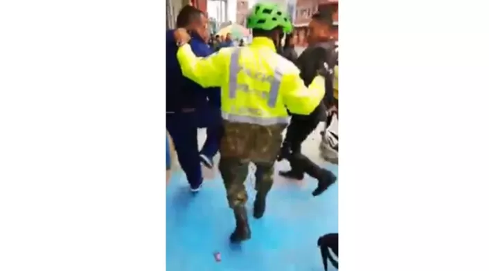 A un ladrón de bicicletas lo salvó un militar de ser linchado en pleno centro de Bogotá. A un ladrón de bicicletas lo salvó un militar de ser linchado en pleno centro de Bogotá.