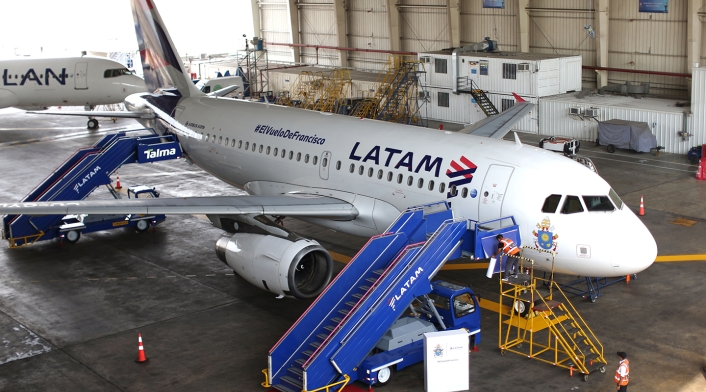 Un avión de Latam Airlines en el Aeropuerto Internacional Jorge Chávez, principal terminal aérea del Perú, ubicada en la ciudad del Callao