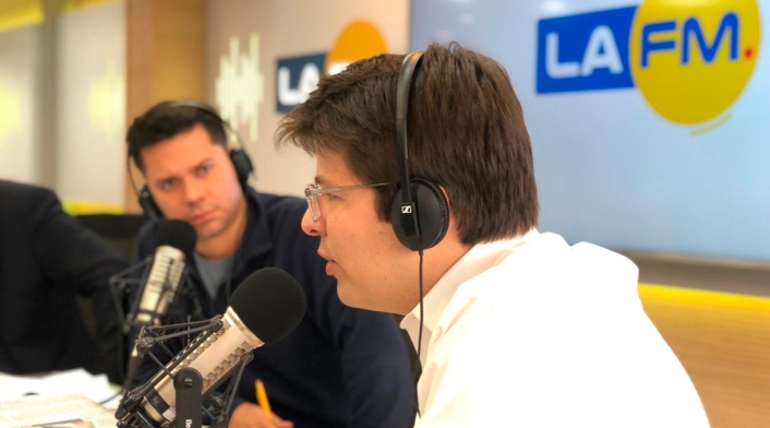 Miguel Uribe Turbay, candidato a la Alcaldía de Bogotá, entrevistado por Luis Carlos Vélez, director del noticiero de LA FM