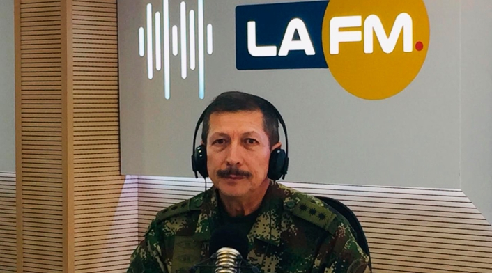 El general Nicacio Martínez, comandante del Ejército, en la mesa de trabajo de LA FM