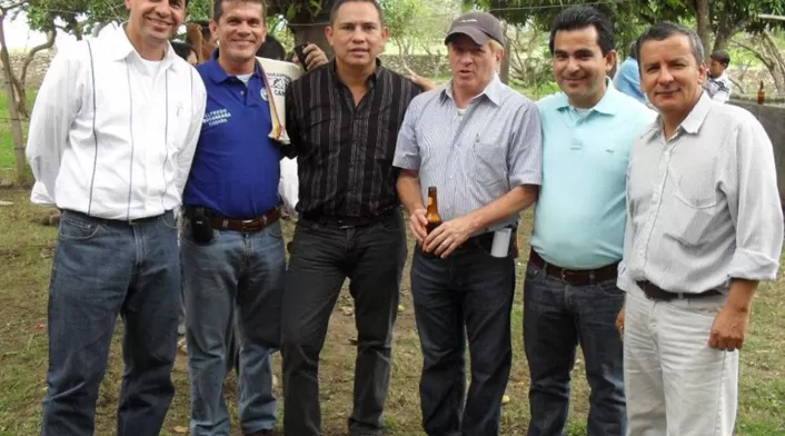 Saúl Cruz (primero a la izquierda) y Pedro Nel Díaz (camisa azul y zapatos blancos) en enero de 2018