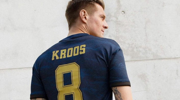 Los jugadores de Real Madrid portando la segunda camiseta de la temporada 2019/20