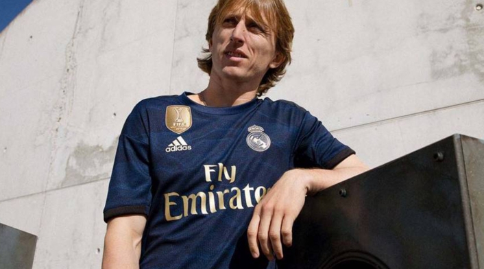 Los jugadores de Real Madrid portando la segunda camiseta de la temporada 2019/20