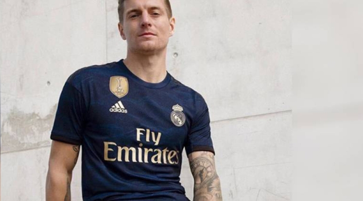 Los jugadores de Real Madrid portando la segunda camiseta de la temporada 2019/20