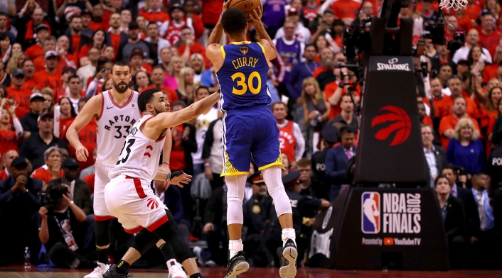 Stephen Curry anotando ante los Toronto Raptors, en el Scotiabank Arena de Toronto, en Canadá