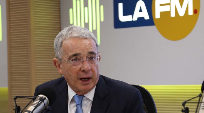 El expresidente Álvaro Uribe en la mesa de trabajo de LA FM, en Bogotá El expresidente Álvaro Uribe en la mesa de trabajo de LA FM, en Bogotá
