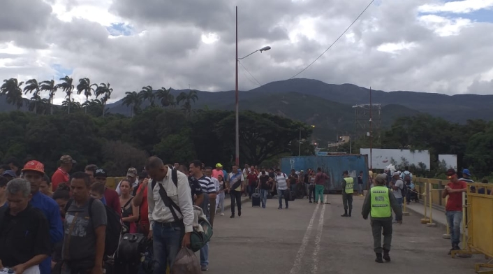 Persisten largas filas en pasos fronterizos entre Colombia y Venezuela
